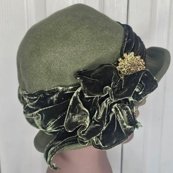 Olive Green Wool Felt Cloche Hat Velvet Band Rhinestone Brooch Vintage Church - Picture 5 of 9